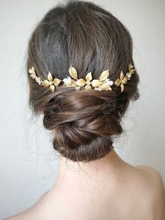 Delicate and pretty wedding hair piece. This golden bridal hair comb made with gold metal leaves in Greek style and small cubic zirconia . Add elegance to your favorite image with our hair piece, a real trend of wedding style. Size - 7inc (18cm) Greek Goddess Hairstyles, Greek Hair, Antique Hair Combs, Autumn Bridal, Grecian Style, Goddess Hairstyles, Greek Wedding, Princess Hairstyles, Greek Style