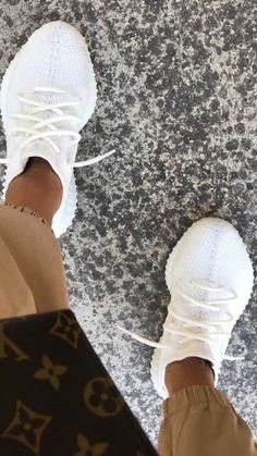 White Adidas Outfit, Yeezy Fashion, Adidas Outfit Shoes, Adidas Yeezy 350 V2, Yeezy 350 V2, Adidas Yeezy 350, 40 Women, Cute Workout Outfits, Yeezy 350