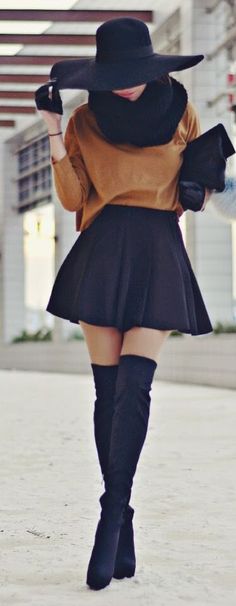 She loves fashion | sexy lady in black and beige with black hat and leather gloves | #thejewelryhut Vestiti Edgy, Neue Outfits, Ținută Casual, Comfy Sweaters, 가을 패션, Dope Outfits, 여자 패션, Chandigarh