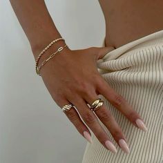 Dainty Gold Ring Stack, Jewellery Essentials, Chunky Gold Jewelry, Maquillage On Fleek, Aesthetic Rings, Ringe Gold, Jewelry Accessories Ideas, Jewelry Essentials, Classy Jewelry