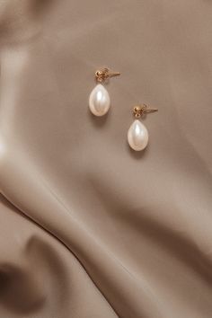 The Giulia Pearl Earrings are handcrafted with freshwater pearl drops and 14k gold filled components. Pair with the Giulia Necklace for a perfect match. Packaged in an elegant plastic-free reusable jewelry box, they make the perfect gift or special treat for oneself. *14k gold-filled components *Freshwater pearls *Hypoallergenic, suitable for even the most sensitive skin *Delivered in a 100% silk jewelry pouchette inside a gift box *Sustainable magnetic closure jewelry box and customizable card خواتم خطوبة, Natural Pearl Necklace, Woven Ring, Silk Jewelry, Semi Precious Beads, Jewelry Lookbook, Wedding Jewelry Earrings, Single Earring, Pearl Stud Earrings