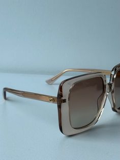 Dale un toque de lujo a tu look con las gafas de sol cuadradas extragrandes Gucci GG1314S. Elaboradas con lentes espejados color champán, estas gafas de sol ofrecen un llamativo marco de color rosa champán con detalles dorados, lo que las convierte en un accesorio ideal para una fashionista. El diseño liviano garantiza la máxima comodidad y estilo, perfecto para un día soleado. 




 Gafas de sol Gucci GG1314S 005.

 Forma cuadrada de gran tamaño.
 Protección 100% UVA y UVB.
 Tamaño de ojos de 55 mm. Tamaño del puente de 19 mm. Tamaño de patillas de 140 mm.
 Hecho en Italia.
 Viene con un estuche rígido de terciopelo en tonos joya de Gucci, una bolsa de satén, un paño de limpieza y tarjetas.
 100% auténtico y sin uso. Gucci Gold Sunglasses For Summer, Chic Gold Sunglasses With Glass Lenses, Luxury Gold Cat Eye Sunglasses For Party, Gucci Square Frame Sunglasses For Summer, Designer Sunglasses With Gradient Lenses For Beach, Designer Sunglasses With Gradient Lenses For The Beach, Designer Tinted Sunglasses For The Beach, Designer Tinted Sunglasses For Beach, Gucci Gold Sunglasses With Gradient Lenses