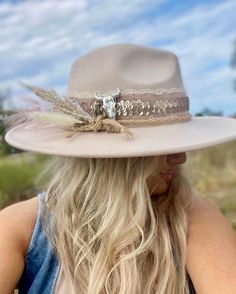 🤍Ladies felt flat brim cowgirl hat.  Boho style.  feathers and pompas grass.  Dusty rose sequins.  silver cow skull pendant.  Handmade.  feathers and charms.   Ribbon & lace.  Adjustable size. There may be slight variation from the original picture with each hat made. Customized Cowgirl Hats, Felt Hat Designs, White Cowgirl Hat, Western Hats For Women, Cowgirls Hairstyles, Boho Cowgirl Style, Hat Cream, Boho Cowgirl, Western Hat