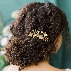 "This beautiful bridal hair comb is as whimsical as it is vintage inspired, featuring sweet golden brass butterflies, leaves and clay flowers, this beautiful hair pin is the perfect hair accessory for a woodland or boho wedding.  Tuck this beautiful hairpin in an updo and scatter a few of the Hazel pins for a romantic garden look.  This beautiful headpiece has polished bras leaves accented with floating butterflies, sprigs of tiny rice pearls and hand sculpted clay flowers.   These beautiful  ha Vintage Inspired Wedding Hair, Bridal 2023, Hair Accessories Gold, Beautiful Bridal Hair, Accessories Gold, Romantic Garden, Vintage Inspired Wedding, Butterfly Hair, Hair Combs