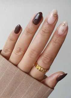 Short Nails For January, Modern Elegant Nails, Simple New Years Nails Acrylic, Gel Nail Designs Winter 2023, Short Round Nye Nails, Minimal New Years Nails, Chic Fall Nails Classy, Mixed Metals Nails, Mystical Nails Simple