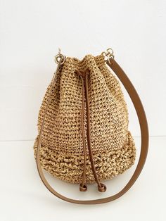 The bucket handbag in raffia shoulder strap for summer, in raffia with handle Bucket bag with a frilly detail on the base, which makes it unique and original The ideal summer boho handbag for the beach, the city, the market... 100% handmade bag Attention  Slight variations may be visible in color and size, handcrafted (natural raffia from the palm color variable from one arrival to another, it can range from a light beige to a slightly darker beige) The strap and the closing link are made of gen Boho Handbag, Boho Chic Bags, Tree Bag, Boho Handbags, Bucket Handbags, Bag Summer, Summer Boho, Summer Bag, Chic Bags