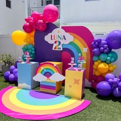 there are balloons and decorations on the lawn for a kids's birthday party at lunaa