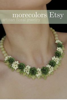 Нежное цветочное колье с натуральными бусинами желтого Green Jade Flower Necklace, Elegant Green Jewelry With Handmade Flowers, Green Delicate Flower Jewelry, Elegant Handmade Green Flower Necklace, Original Flower Jewellery For Haldi, Green Garden Party, Flower Jewellery For Haldi, Fresh Flower Jewelry, Wedding Nature