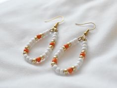 Elevate your game day style with a touch of Tennessee pride! These stunning White Orange and Gold Tennessee Earrings are the perfect accessory to showcase your Vols spirit. - Handmade teardrop-shaped earrings - 2.5 inches in length - Vibrant orange and white beads - Gold or silver plated ear wire - Lightweight and comfortable for all day wear - Nickel Free - Hypoallergenic  Represent your Tennessee team in bold, eye-catching fashion. These earrings are the ultimate gameday essential, adding a po Tennessee Earrings, Tennessee Game Day, Beaded Teardrop Earrings, Tn Vols, Unique Handmade Earrings, Orange Earrings, Fall Earrings, Colorful Earrings, White Earrings