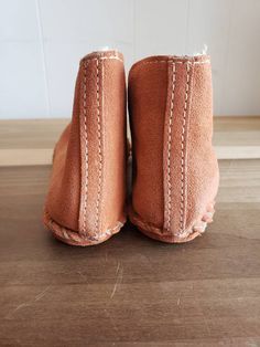 This is a vintage pair of Soft Mocs brown/orange suede and shearling ladies slippers in a size 6M. These were made in the USA. There are some spots on the sole, but these have never been worn. There is a sticky spot on the sole of the left. Perhaps from a sticker? The measurements are as follow: (I could not get an accurate measurement from the interior.) Exterior Length: 10 inches Exterior Width 3 inches Don't forget to stop in at my other Etsy shop... http://www.etsy.com/shop/xtdesigns. Follow Brown Moccasins With Stitched Sole, Brown Suede Slip-on Slippers, Brown Slip-on Moccasins With Suede Lining, Brown Suede Slip-on Moccasins, Brown Round Toe Booties With Leather Footbed, Brown Moccasins With Suede Lining, Brown Leather-sole Moccasins With Round Toe, Brown Suede Slippers With Leather Footbed, Suede Slippers With Leather Footbed And Round Toe