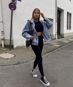 Black Denim Jacket Outfit, Outfits Juveniles, 2022 Outfits, Converse Outfits, Jean Jacket Outfits, Denim Jacket Outfit, School Fit, Winter Fashion Outfits Casual