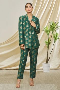 Shop for Peenacolada Green Woven Brocade Blazer And Trouser Set for Women Online at Aza Fashions Silk Blazer Women, Cord Set From Old Saree, Brocade Trousers Outfit, Brocade Coord Set Indian, Banarasi Pants Suits, Brocade Coordset, Brocade Blazer Women, Blazer Outfits For Women Indian, Brocket Suit Design