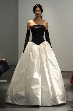 Weddinggggg Look Gatsby, Vera Wang Wedding Gowns, Vera Wang Wedding Dress, Nontraditional Wedding Dress, Glamouröse Outfits, Vera Wang Wedding, Wedding Ceremony Ideas, Black Wedding Dress, Wedding Dresses Vera Wang