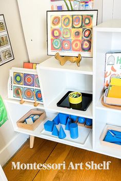 Montessori shelf Practical Life Montessori, Playroom Montessori, Home Montessori, Activity Kindergarten, Montessori Curriculum, Montessori Shelf, Shelf Inspiration, Kindergarten Activity, Montessori Parenting