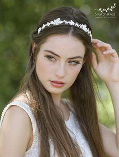 A bridal leaf crown you can easily placed on your hair and suit varied hair styles. made of silver or 14K gold plated on brass.  This gorgeous bridal tiara is perfect for brides, bridesmaids, Or any special occasion when you want to feel unique and stylish! This wedding tiara will make you look stunning and breathtaking in your vintage dress, or in your Woodland wedding. Upgrade your bridal look with this stunning wedding hair accessory for the perfect Woodland look.  *Could be requested in s... Tiara Wedding Hair, Tiara Silver, Wedding Makeup Tutorial, Leaf Headpiece, Leaf Crown, Hair Accessories Wedding, Leaves Headband, Tiara Wedding, Wedding Leaves