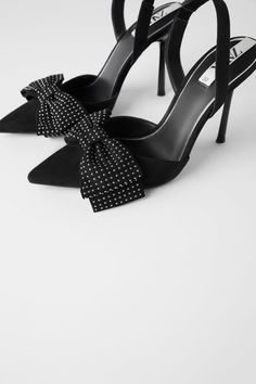 Balmain Shoes, Shoes Inspiration, Shoe Making, Awesome Shoes, Black Shoes Heels, Classy Shoes, Slingback Heels, Fancy Shoes, Bow Heels