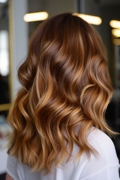 47 Trendy Styles of Brown Hair With Highlights: Caramel Ribbons on a Chocolate Base Brown Hair With Highlights Caramel, Caramel Highlight, Chocolate Balayage, Golden Hair Color, Highlights Hairstyles, Caramel Brown Hair, Warm Brown Hair, Highlights Caramel