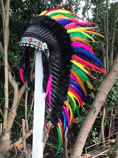 Indian style headdress, chief warbonnet. medium length, native american inspired feather headdress Handmade with feathers, suede fabric, and beads Hat circumference 59 cm approx, 23,2 inches approx Band: The geometric patterns of the decorative band made with beads on the front of the headdress may have some variations depending on what we have in stock at the time of the production of the headdress.Either way, the final decorative effect will be the same Please note that our products are handma Multicolor Bohemian Costume Hats And Headpieces For Festivals, Bohemian Costume Hats And Headpieces With Feathers For Festivals, Bohemian Multicolor Headpieces For Carnival, Bohemian Costume Hats And Headpieces For Carnival, Indian Headdress, Beaded Hat, Feather Headdress, Red Feather, Boho Purses