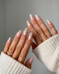 Get inspired by elegant and simple wedding manicure ideas that are timeless and sophisticated. Perfect for achieving a polished bridal look. Save this pin to your Wedding Nails board and read the full article for more ideas! Glazed Manicure, Donut Glazed, Glazed Nails, Bieber Nails, Donut Nails, Emerald Nails, Minimalist Nail, Velvet Nails, Milky Nails