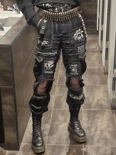 crust pants full on patches and safety pins Punk Guys Aesthetic, Alt Outfits Cold Weather, Punk Metal Outfits, Black Punk Fashion, Punk Clothing Aesthetic, Punk Fits Male, Punk Outfits Diy, Punk Men Outfit