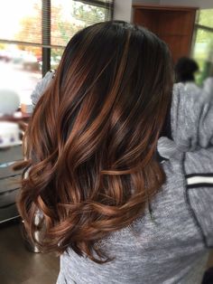 Wine Hair Color Balayage, Cooper Balayage Brunettes, Balayage Hair Caramel, Wine Hair, Brunette Balayage, Brunette Hair With Highlights, Dye Hair, Big Curls