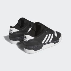 adidas Duality never looked so good. These juniors' adidas Rivalry low top shoes are a reignited design that combines sport and style. With a look that spans punk, skate culture and basketball-inspired style, you'll be sure to grab some attention when you're wearing this premium pair.