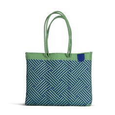 ¡Presentamos nuestra Super Tote, la bolsa de playa perfecta para tus días soleados junto al mar! Hecha a mano por artesanos en Oaxaca, MX con plástico 100% reciclado, esta tote tejida es la compañera ideal para guardar todos tus imprescindibles playeros en un diseño flexible y a prueba de agua.
Su interior espacioso y sus asas de hombro te permiten llevar todo lo que necesitas, desde toallas y libros hasta snacks y bloqueadores solares. Esta Super Tote es del tamaño y estilo perfectos para adaptarse a tus vacaciones en la playa, asegurando que tengas todo lo que necesitas a tu alcance.
Fabricada con materiales de alta calidad y abastecidos éticamente, esta bolsa no solo es funcional sino también respetuosa con el medio ambiente.
¡Obtén un Pompon GRATIS con tu compra (sujeto a disponibilid Reusable Rectangular Beach Bag For Shopping, Summer Eco-friendly Bags With Reinforced Handles, Casual Reusable Beach Bag For Shopping, Green Woven Beach Bag For Travel, Blue Handwoven Beach Bag For Travel, Eco-friendly Summer Bags With Reinforced Handles, Modern Handwoven Straw Bag For Everyday Use, Modern Handwoven Bags For Vacation, Modern Handwoven Bags For Summer