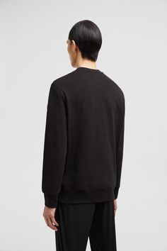 Made from the softest cotton and cashmere blend, this sweatshirt epitomizes everyday luxury. The crew neck is perfect for working from home or a range of weekend activities. Modern Black Sweatshirt With Ribbed Cuffs, Modern Sweatshirt With Ribbed Cuffs For Loungewear, Modern Crew Neck Sweatshirt With Ribbed Cuffs, Modern Crew Neck Tops With Ribbed Cuffs, Modern Cotton Sweatshirt For Loungewear, Modern Crew Top With Ribbed Cuffs, Modern Crew Tops With Ribbed Cuffs, Modern Crew Neck Sweater, Modern Fall Sweatshirt For Loungewear