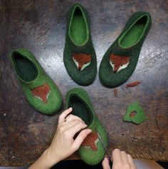 Felted slippers with foxes for women #slippers #feltedslippers #womenslippers #woolenslippers #foxslippers Cozy Pictures, Felting Patterns, Fox Slippers, Felt Wool Slipper, Felted Shoes, Green Slippers, Felt Slippers, Wool Shoes, Green Colours