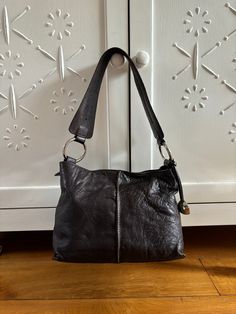 == Italian vintage FURLA hand bag, from early 2000. Small woman's bag, made from leather. Produced by famous fashion company Furla. == Good vintage condition, but with signs of age and usage. No defects. == Year: early 2000 == Made in Italy == Size: Length 25 (10"); Height 17 cm (6-2/3"); Height with handle ~ 34 cm (13"). Width 12 cm (5"); Weight 340 gr. Thank you for visiting my shop! Best, Inga Vintage Italian Fashion, Leather Small Bag, Italian Bags, Retro Mode, Famous Fashion, Vintage Italian, Italian Fashion, Small Bag, Hand Bag