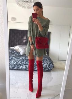 Outfits Con Botas Ugg, Red Suede Boots, Knee Boots Outfit, Chique Outfit, Splash Color, Chic Holiday