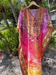 70s Kaftan, Mrs Roper, Bohemian Maxi Dresses, Maxi Dress Beach, Maxi Dress Boho, Colorful Maxi Dress, Chic Fashionista, Beach Holidays, Kaftan Maxi Dress