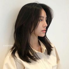 Medium Layered Haircuts Asian, Korean Haircut Straight, Korean Medium Length Hair, Shoulder Length Hair With Layers Asian, Asian Shoulder Length Hair With Layers, Asian Haircuts For Round Faces, Medium Asian Haircut, Cute Medium Length Haircuts With Bangs, Wof Cut Hair