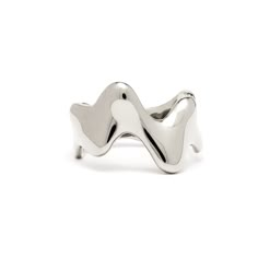 Elegant, sculptural design with flowing lines and a high-polish finish. Wear it as a solo piece that turns heads or mix it into your bold ring stack.  This wide, distinctive signet ring with its sleek, modern design makes a cool statement. The wave shape of this unique chunky silver ring will add a special, extraordinary detail to your outfit. Minimalist designer silver jewelry; designed in Berlin and made from recycled sterling silver and 18k gold vermeil. Our Sterling silver jewelry is crafted from 100% recycled Sterling silver, and features an additional layer of Rhodium plating. Rhodium is a precious metal that gives the jewelry polish and shine, making it more resistant to tarnishing and scratching.   All our pieces have the 925 stamp, showing that the base of the jewelry pieces is ma Silver Melting Jewelry, Eclectic Silver Jewelry, Silver Jewelry Photography, Silver Chunky Rings, Sculptural Rings, Sculptural Ring, Outfit Minimalist, Chunky Silver Rings, Designer Silver Jewellery