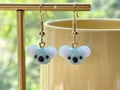 These koala glass beads earrings are cute and dainty, which are perfect gifts for kids and friends.  They are made of the following: 🔹 Handmade glass beads: H9 x W15 x D11mm, each bead is unique so there is a slightly different from bead to bead 🔹 Earring Hooks: gold or silver plated over brass 【PLEASE NOTE THE FOLLOWINGS BEFORE PURCHASE】 ✔ VAT, GST and any other taxes from your country are NOT included in the listing price. Buyers are responsible for any aforesaid taxes and must be paid upon Koala Earrings, Beads Accessories, Handmade Glass Beads, Animal Earrings, Pretty Jewelry, Beaded Accessories, Personalized Keychain, Animal Jewelry, Pretty Jewellery