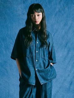 This is a comfortable and casual shirt that is made out of high quality cotton 100% fabric. With design detail of comfortable oversized silhouette and double out pocket on the chest, it gives a trendy and refined look.- Oversized silhouette- Vents on the hem- Scholarly Lion label detail- Out pocket on the chest Oversized Washed Blue Shirt With Pockets, Oversized Blue Denim Top With Pockets, Oversized Denim Blue Top For Everyday, Everyday Relaxed Fit Cotton Denim Top, Relaxed Fit Short Sleeve Denim Top For Work, Oversized Dark Wash Tops With Pockets, Oversized Medium Wash Button-up Shirt, Relaxed Fit Collared Denim Cotton Top, Relaxed Fit Cotton Denim Collared Top