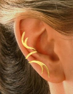 This bold sculptural design with it's mirror finish, we call "STAGHORN". This is a fun & Stunning conversation piece.  Comes in White Rhodium or Yellow Gold over solid sterling silver.They are ear specific so indicate which ear you would prefer to wear it on (however they can be worn on either ear, they just look a little different) Order as a Pair, Left or Right.© Ear Charms Inc. ™  /  Sandra Callisto designer 2001 Pierced Ear, Cuff Earring, Tiny Bow, Wrap Earrings, Sedona Az, Ear Cuff Earings, White Gift Boxes, Cuff Earrings, Tragus