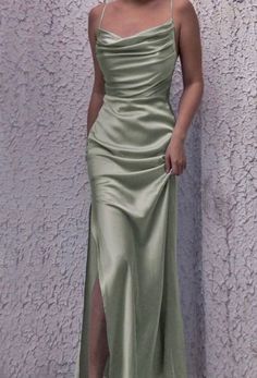 Ombre Wallpaper, Classy Prom, Chique Outfit, Green Silk Dresses, Silk Chemise, Classy Prom Dresses, Stunning Prom Dresses, Satin Evening Dresses