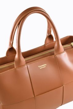 Borsa Lauren in Vera pelle Spazzolata con tracolla Made in Italy e accessori color oro. La parte interna è composta da due grandi scomparti principali, separati da una tasca centrale con chiusura a zip, nello scomparto posteriore sono presenti due tasche laterali portadocumenti/portacellulare, mentre nello scomparto anteriore è presente una tasca laterale con chiusura a zip. -Materiale esterno: Vera pelle Spazzolata -Materiale hardware: Acciaio inossidabile color oro -Materiale chiusura: Acciaio Versatile Business Satchel With Zipper Closure, Business Satchel With Zipper Closure In Tote Shape, Luxury Satchel With Zipper For Daily Use, Business Tote Bag With Zipper Pocket, Office Travel Satchel Bag With Removable Pouch, Luxury Brown Satchel With Zipper Pocket, Elegant Laptop Bag With Zipper And Top Handle, Business Shoulder Bag With Zipper Pocket And Double Handle, Luxury Laptop Bag With Zipper For On-the-go