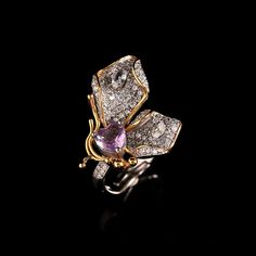 It is a delicate butterfly shaped ring with natural amethyst and shiny diamonds. The main body of the ring is in the shape of a butterfly, the head of the butterfly is inlaid with a heart-shaped natural amethyst, and the wings of the butterfly are covered with dense small diamonds, each diamond and amethyst are carefully selected and polished to ensure the high quality of the ring. The overall design of the ring is full of elegance and refinement, reflecting a unique sense of beauty and noble te Amethyst Butterfly, Itchy Ears, Delicate Butterfly, Butterfly Ring, Classic Metal, Butterfly Shape, Unique Handmade Jewelry, Cartilage Earrings, The Butterfly