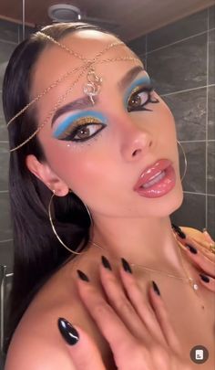 Cleopatra Outfit Ancient Egypt, Cleopatra Halloween Costume Makeup, Egyptian Halloween Costume Women, Cleopatra Couple Costume, Cleopatra Makeup Ideas Egyptian Goddess, Kleopatra Costume, Cleopatra Outfit Ideas, Cleopatra Makeup Ideas, Cleopatra Photoshoot