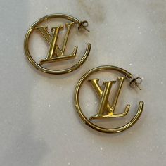 Louis Vuitton Gold Hoop Earring -Slight Wear (Mark On One Earring Pictured Above) -Authentic -Spinning Logo -No Packaging Included Gold Hoop Earring, One Earring, Louis Vuitton Jewelry, Earrings Color, Gold Hoop, Gold Hoop Earrings, Spinning, Jewelry Earrings, Hoop Earrings