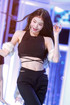 Wonyoung Inkigayo, Pale Skin, Show Photos, Girl Bands, Starship Entertainment, Kpop Outfits, Korean Beauty, Pop Fashion