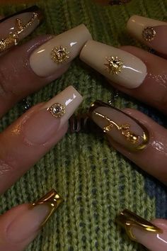 charms nails, golden nails Simple Aura Nails, Simple Nails With Charms, Sade Nails, Gold Detail Nails, Nails With Gold Charms, Ethereal Nails, Majestic Nails, Food Feast, Gold Nail Designs