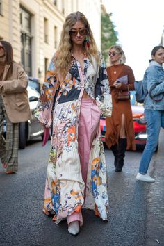 Se de bedste street style-looks fra Paris Fashion Week | ELLE Middle Eastern Style Fashion, Layers Outfits Street Style, Street Style 2022 Summer, Layer Outfits Street Style, Kimono Fashion Street Style Casual, Street Style Kimono, Kimono Street Style, Layering Fashion, Street Style 2022