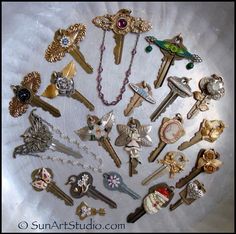 there are many different types of brooches on this plate