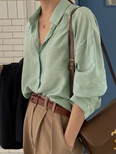 Green Linen Shirt, Drop Shoulder Shirt, Green Shirt, Business Casual Outfits, Mode Inspiration, Looks Vintage, Outfits Casuales