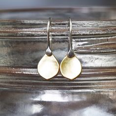 Flower petals for mom 🌷 Elegant Hammered Teardrop Earrings For Gift, Hand Forged Drop Earrings For Gift, Hand-forged Drop Earrings For Gift, Gold Petal Earrings For Gift, Hammered Drop Earrings For Wedding, Long Drop Brass Earrings For Wedding, Elegant Gold Petal Earrings, Elegant Gold Petal-shaped Earrings, Hand Forged Gold Drop Earrings