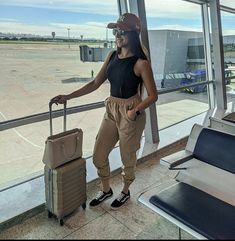 Cute Airport Outfit, Brass Shelving, Trip Italy, Comfy Airport Outfit, Airport Travel Outfits, Goa Travel, Airplane Outfits, Outfits For Mexico