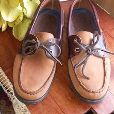 Sperry Men Size 8.5 Leather Two-Toned Never Worn Loafers Brown Low-top Boat Shoes With Leather Sole, Brown Low-top Moccasins With Leather Footbed, Casual Brown Moc Toe Boat Shoes, Brown Casual Moc Toe Dress Shoes, Classic Brown Low-top Moccasins, Brown Classic Low-top Moccasins, Casual Brown Moc Toe Oxfords, Brown Lace-up Boat Shoes With Leather Footbed, Masculine Brown Moccasins With Leather Footbed